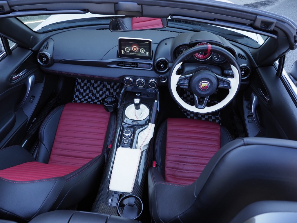 アバルト124スパイダー カーボンセンターコンソール