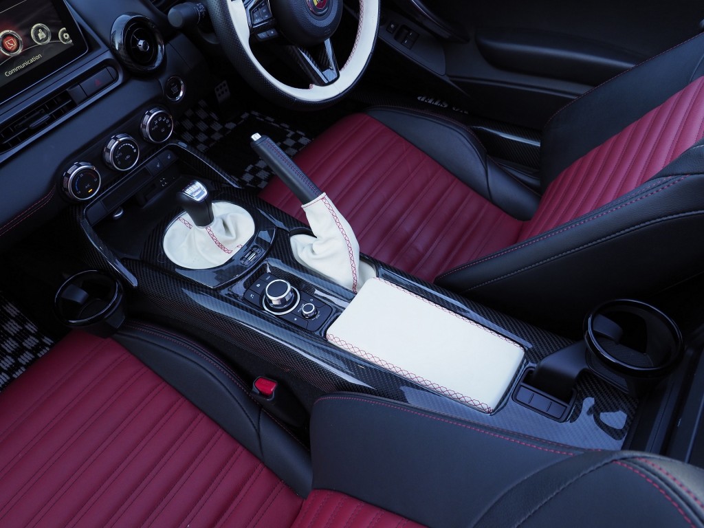 アバルト124スパイダー カーボンセンターコンソール