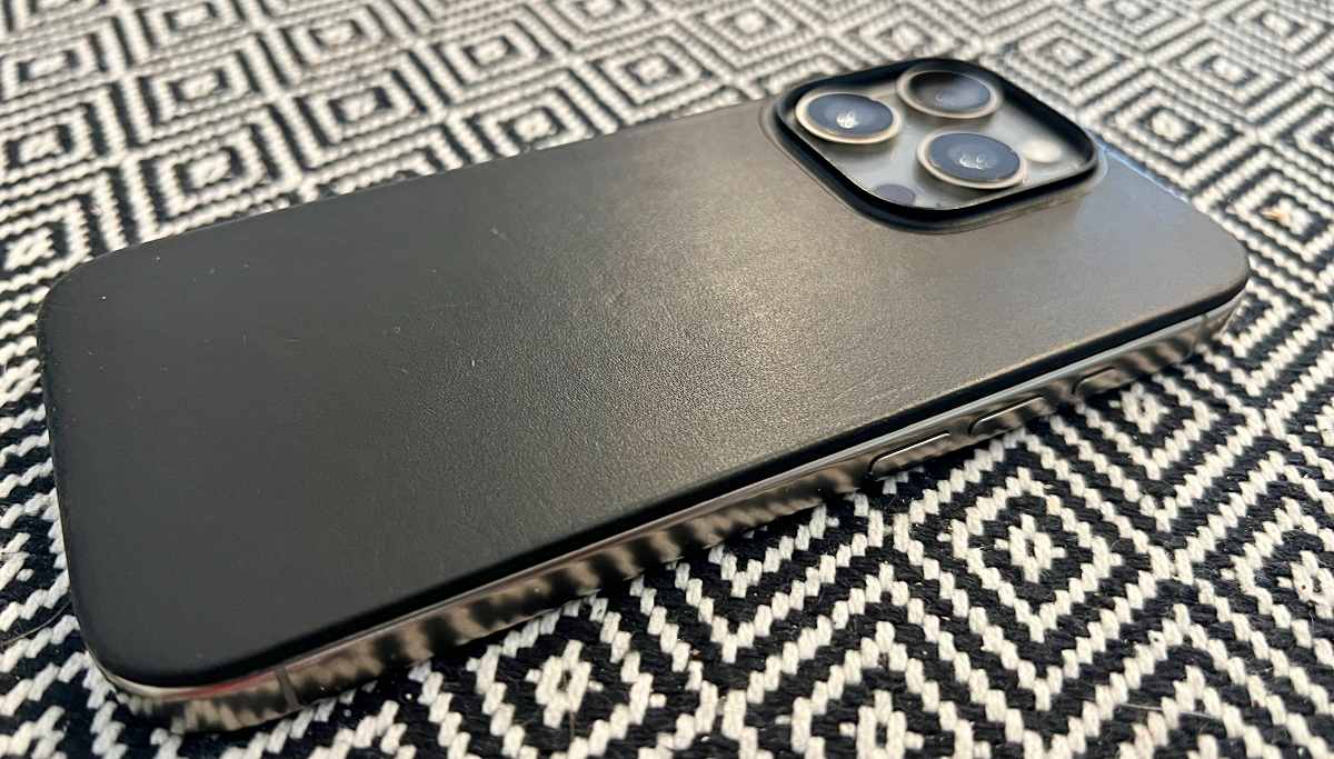 Nomad Magnetic Leather Back for iPhone 16 Pro review - The Gadgeteer