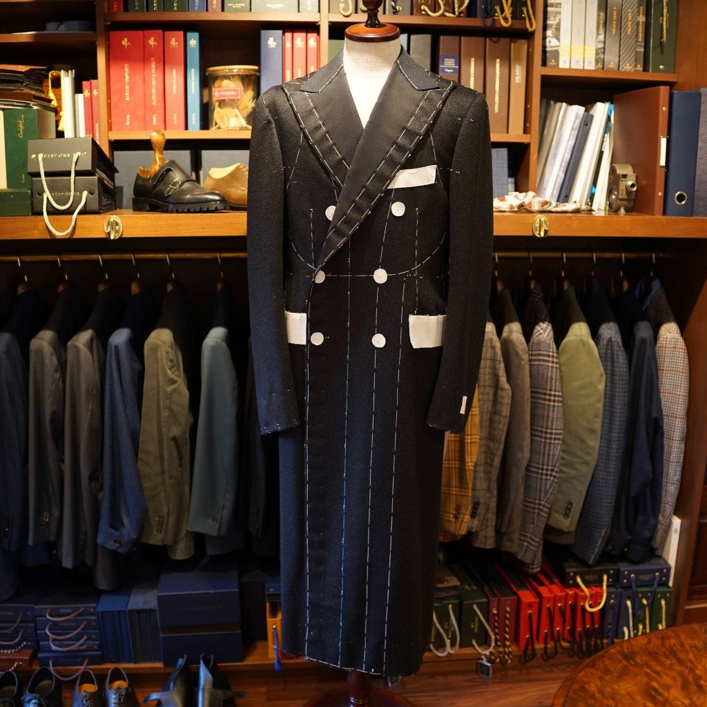 ゼニアのチャコールグレーカシミヤで仕立てた、ロング丈のダブル