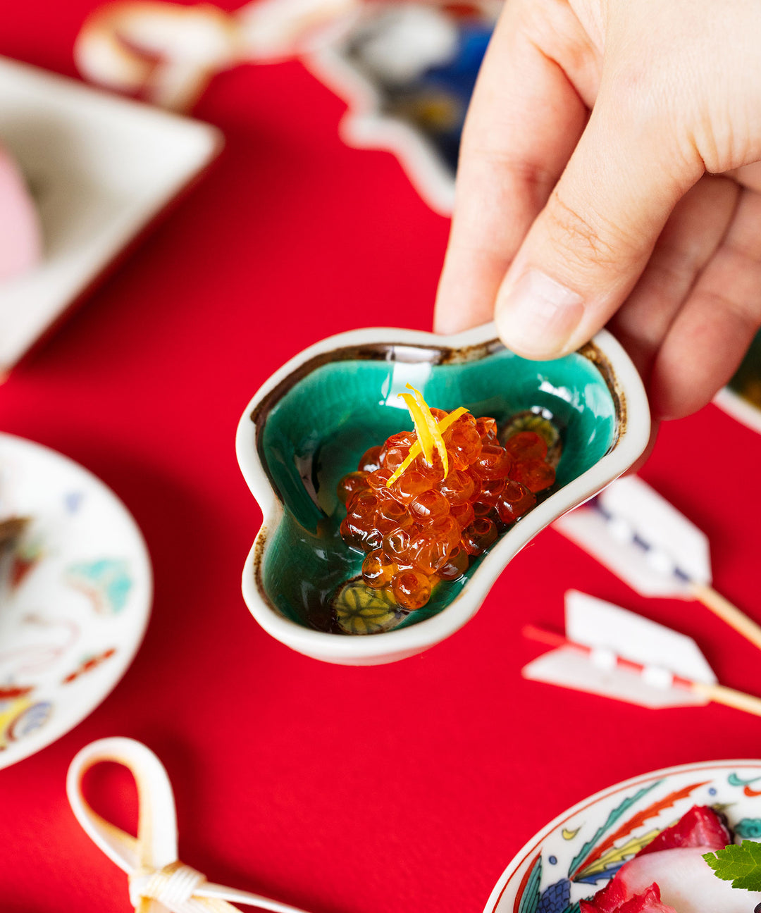 双鳩窯 / 縁起豆皿 - 華やかな色彩が織りなす九谷焼の縁起小皿