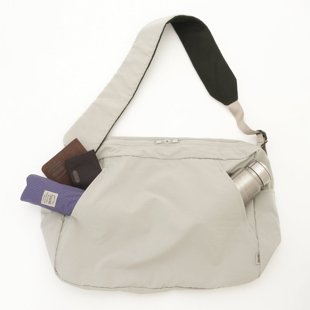 BIG STRAP SHOULDER BAG – TO&FRO 軽さをもってでかけよう。