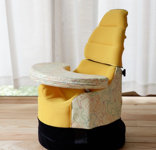 不安定な姿勢でも無理なくサポート。どこでも使える軽量級です