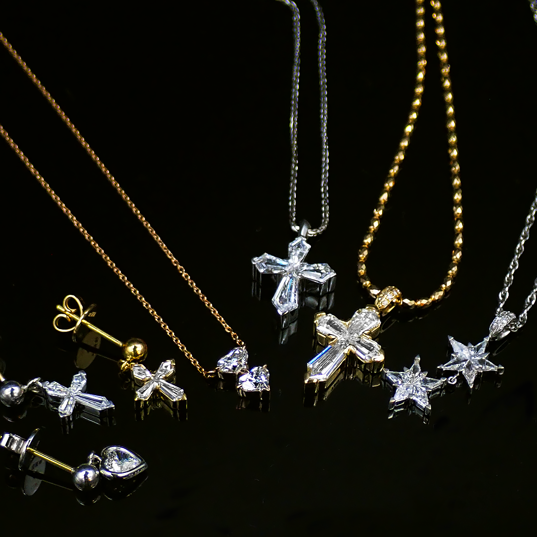 TOBExx | K18WG_クロス ピアス_天然ダイヤモンド 最上級クラス VVS-VS