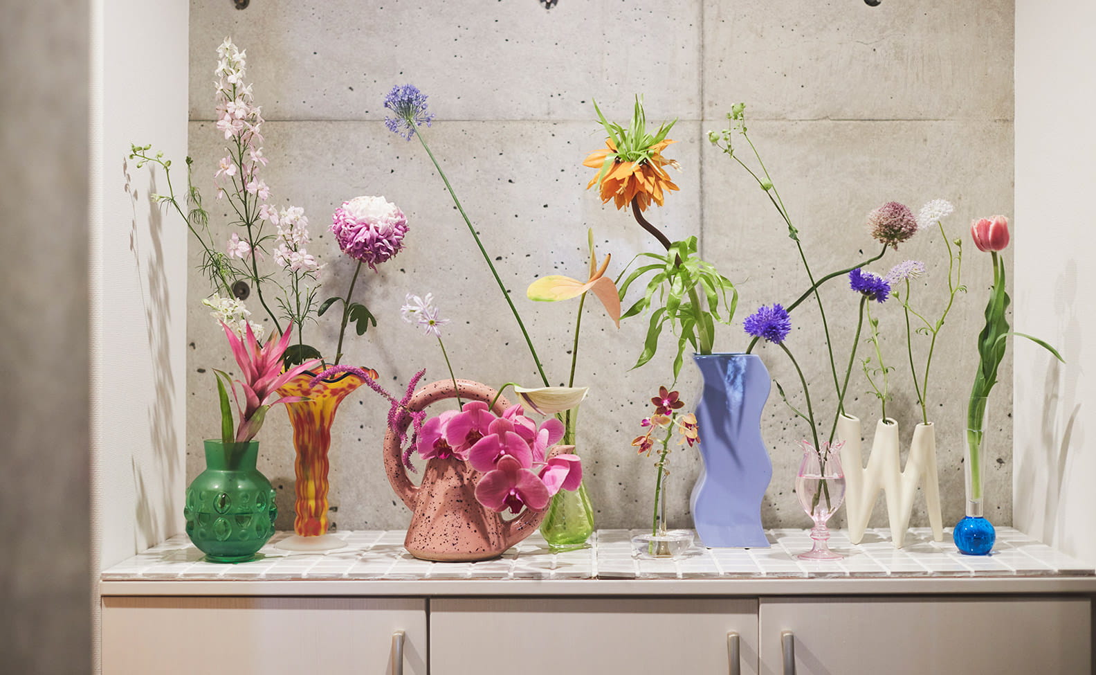 日陰の部屋でも気分は晴れやか。花に満たされた、色のある暮らし（前編