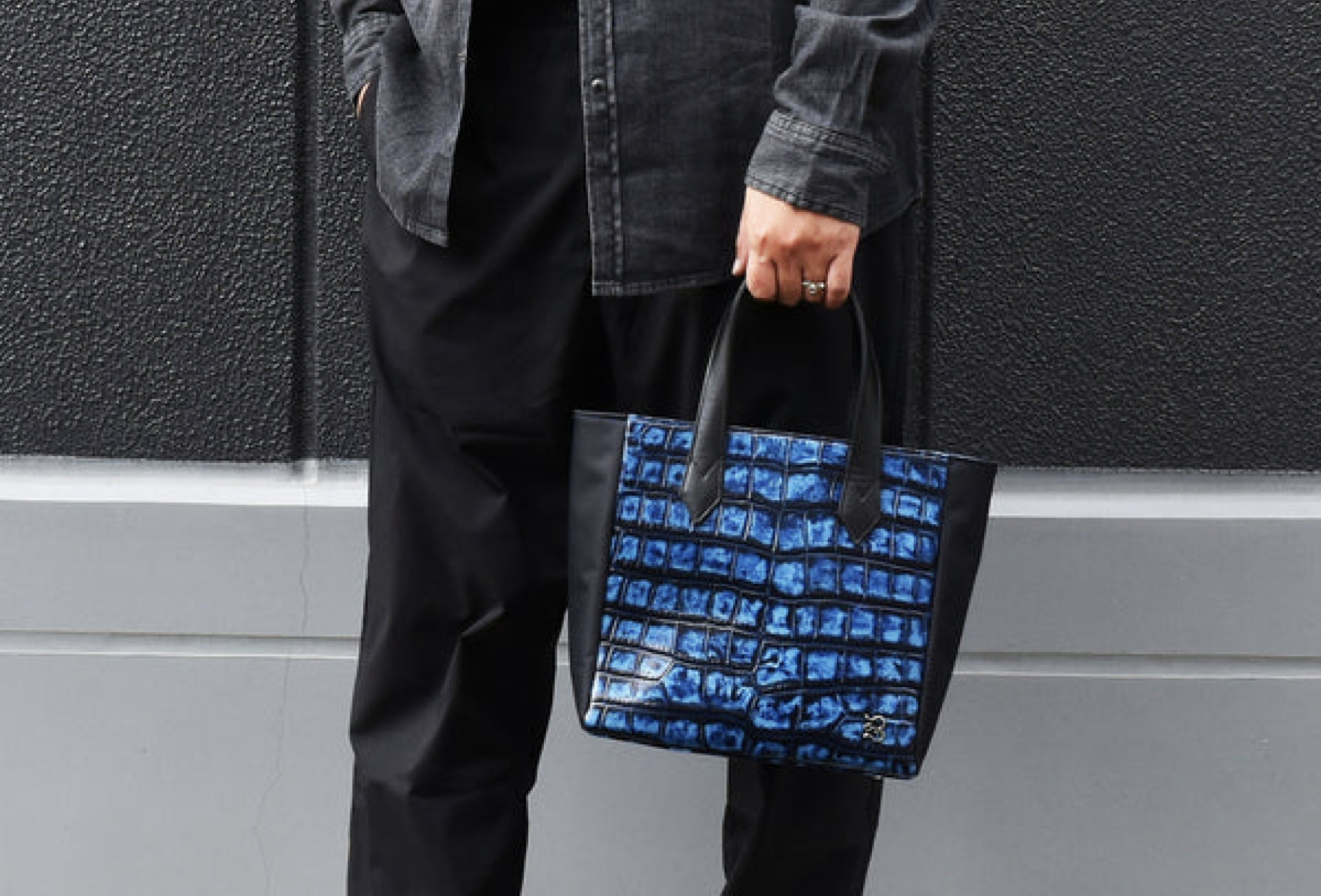 BajoLugo(バジョルゴ)」サステナブルな新素材と型押しレザーを合わせた