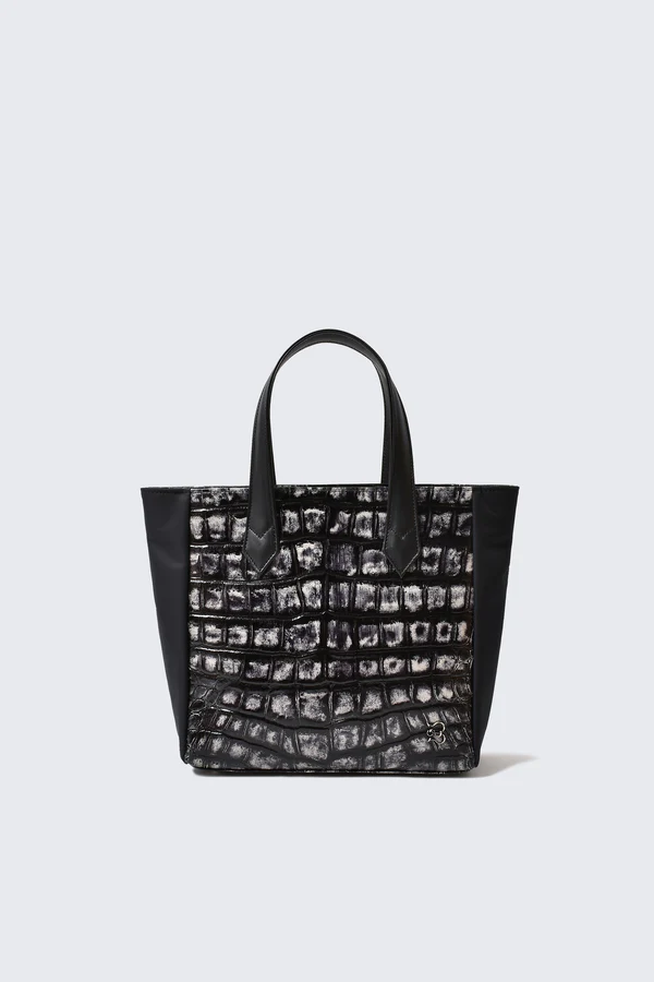 BajoLugo(バジョルゴ)」サステナブルな新素材と型押しレザーを合わせた