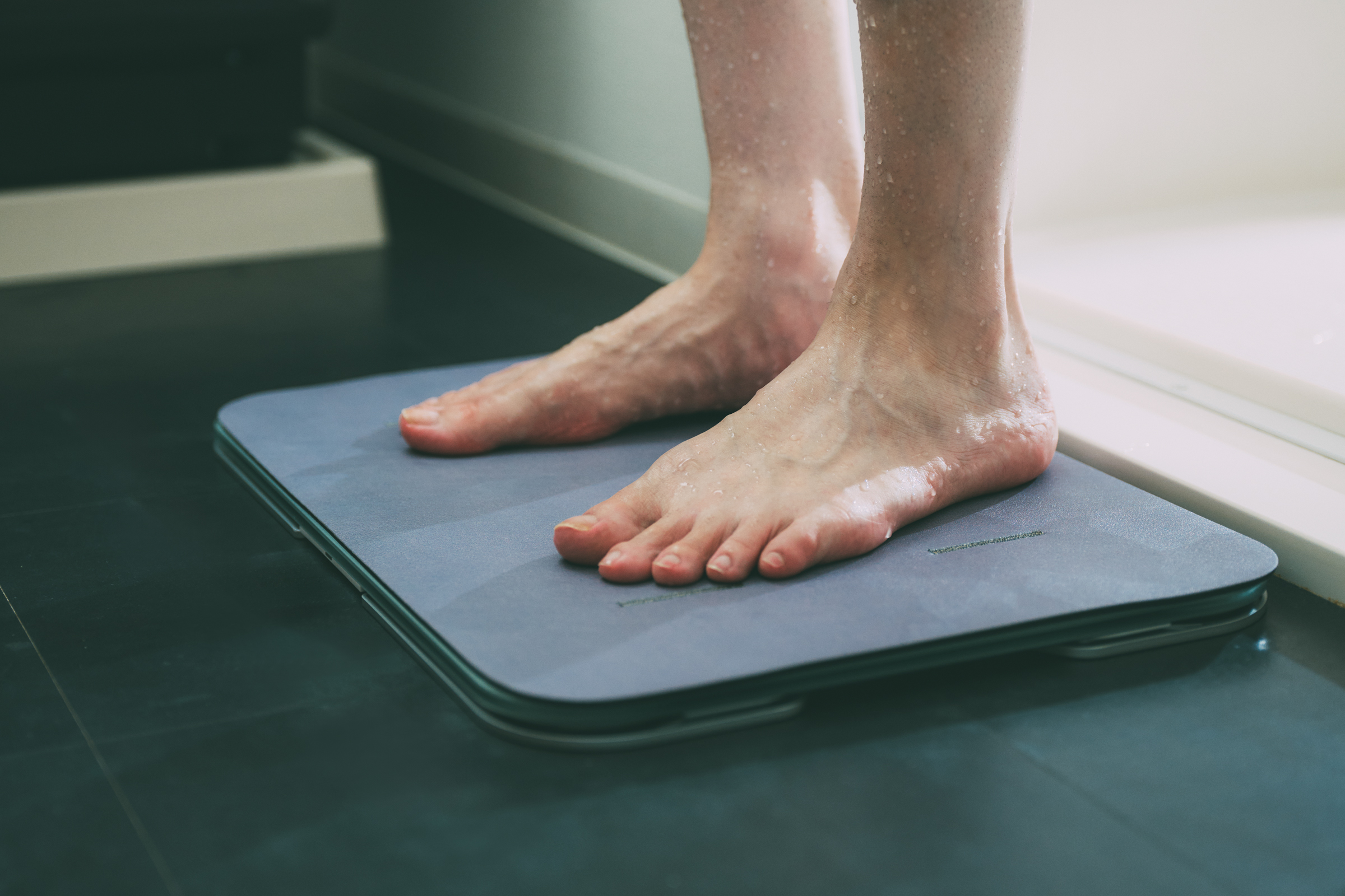 体重計を出すのが面倒な人へ。スマートバスマットで体重管理を習慣化