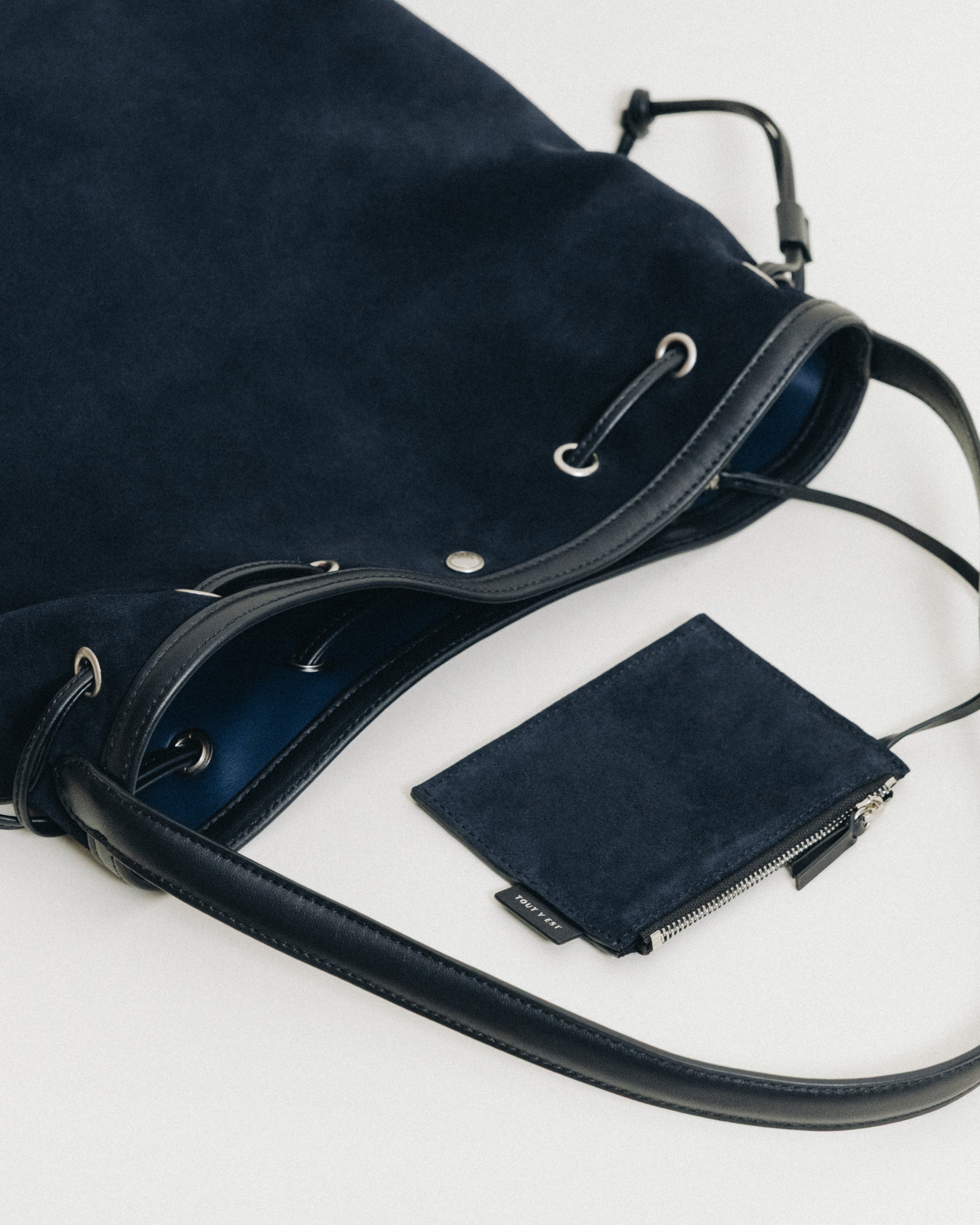 SAC COQUILLE BUCKET SUEDE NAVY – TOUT Y EST JP