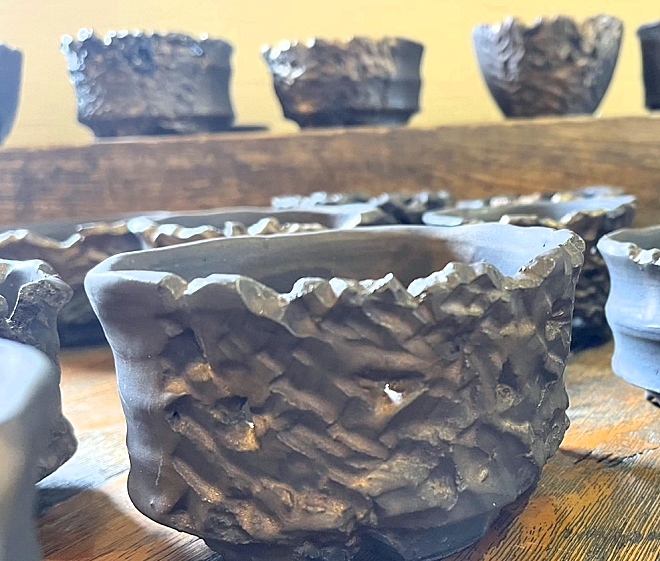 彫刻深山金鉢（BKACK＆GOLD） 厳つい鉢の表情が塊根植物とマッチ