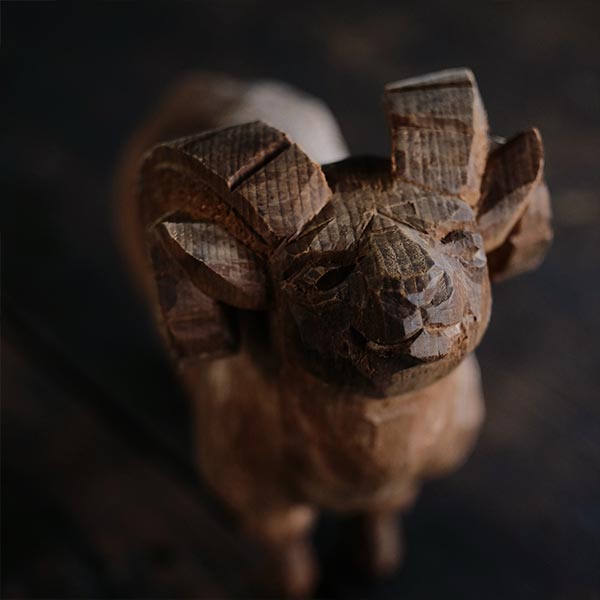 木彫りの羊のオブジェ – zakka store towi