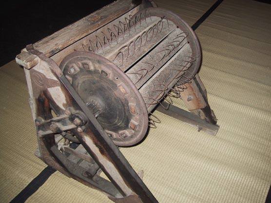 展示NO-N33「足踏み脱穀機」