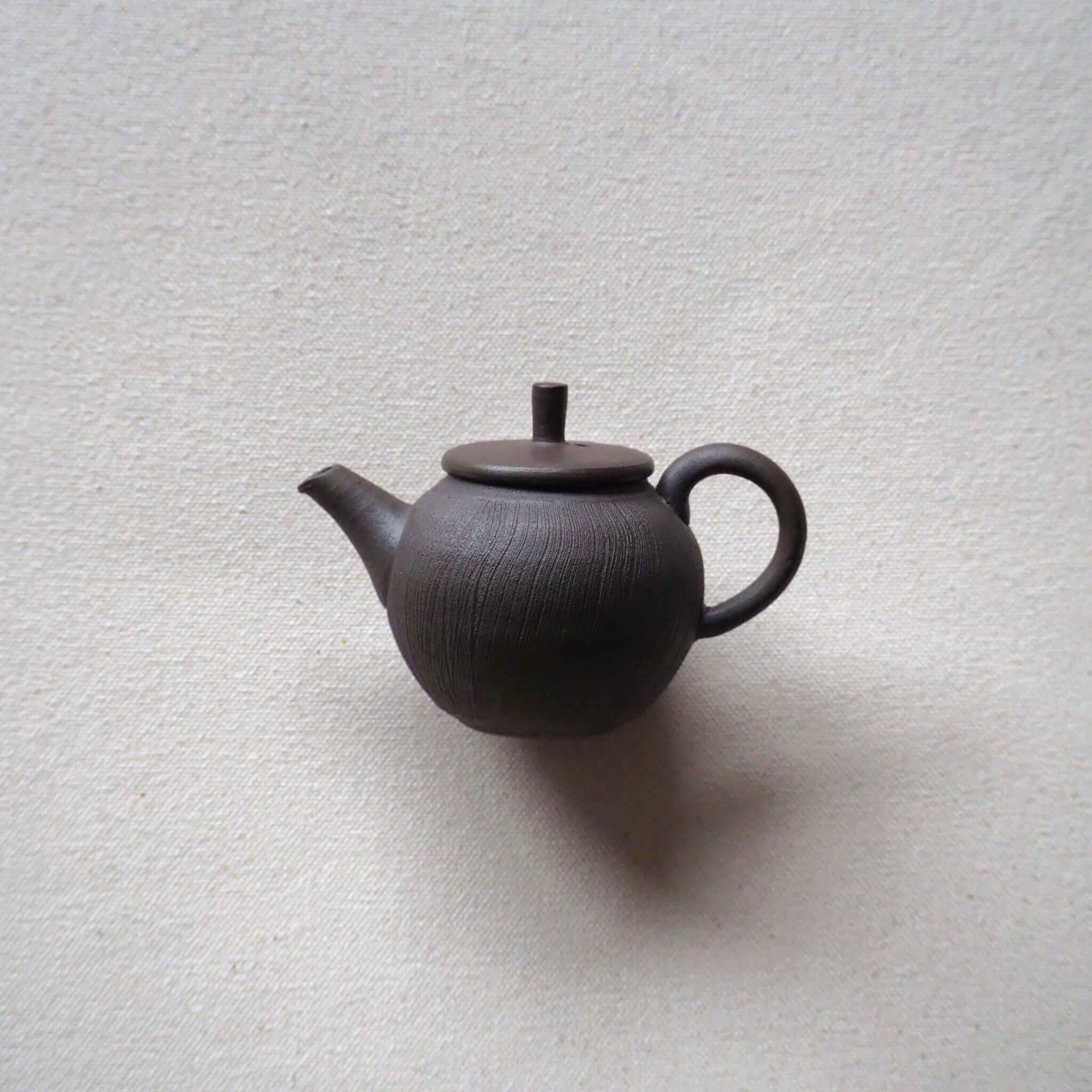 常滑焼 甚秋陶苑(伊藤成二)作 黒そぎ茶壺 [東山堂煎茶器店 オンライン