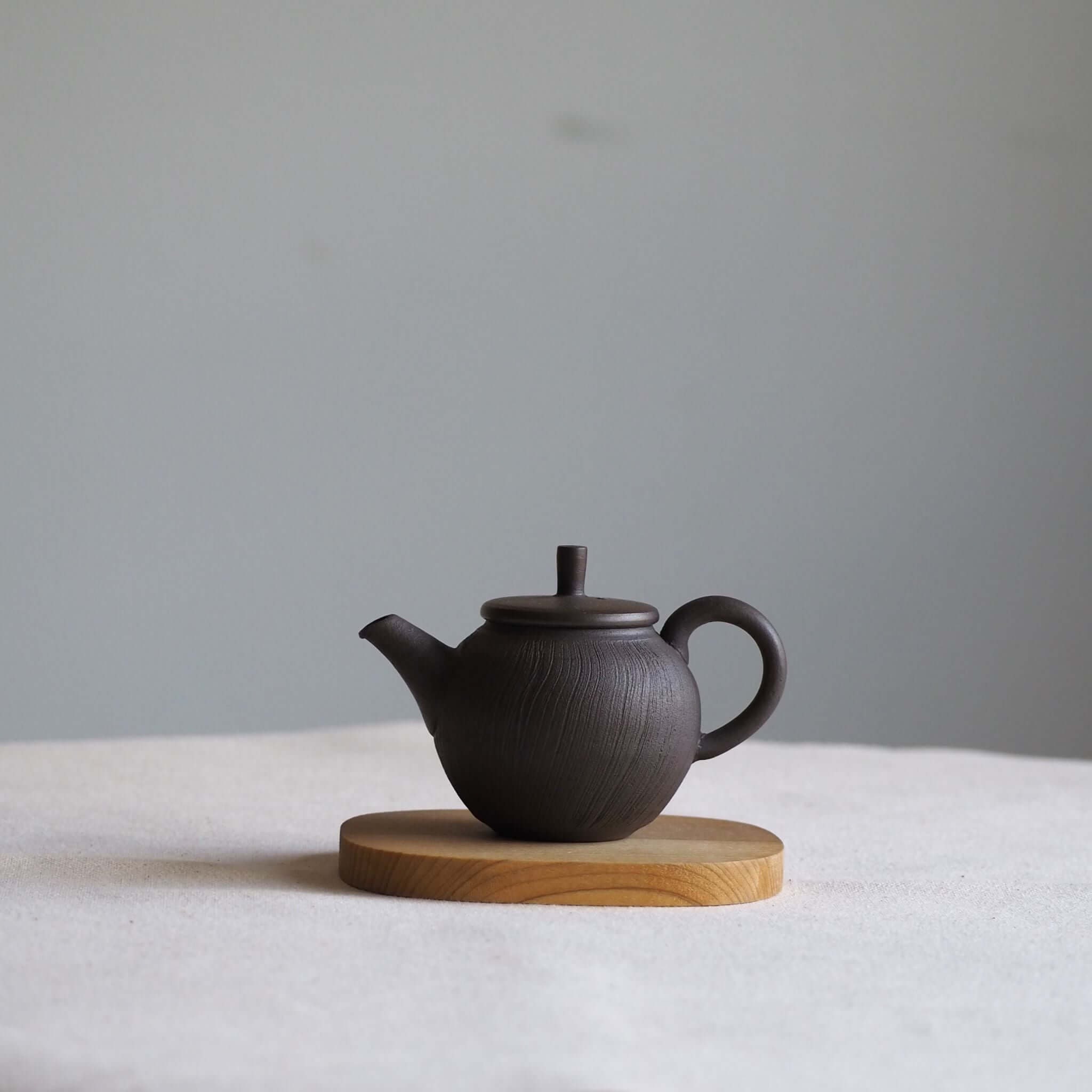 常滑焼 甚秋陶苑(伊藤成二)作 黒そぎ茶壺 [東山堂煎茶器店 オンライン