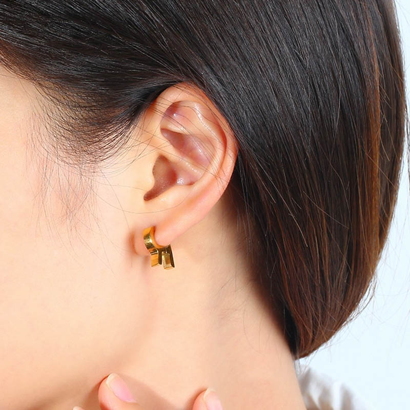 楽天市場】ゴールドアルファベット R フープピアス 1個販売 片耳分 18G