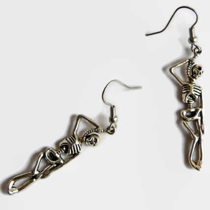 楽天市場】ハングスカルピアス 1個販売 首吊りドクロピアス ガイコツ