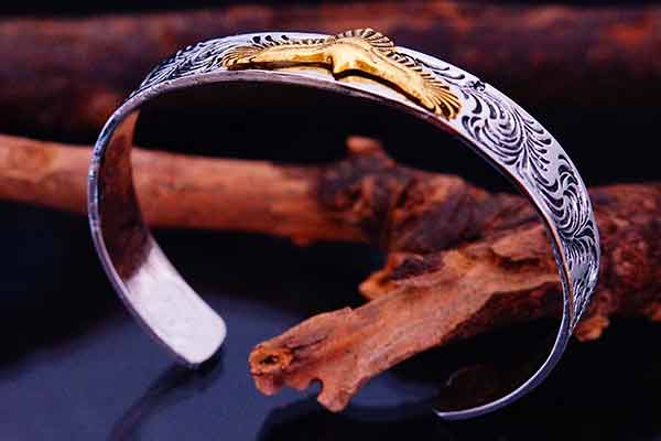 楽天市場】メンズバングル ワンポイント 金色のイーグル フェザー彫り