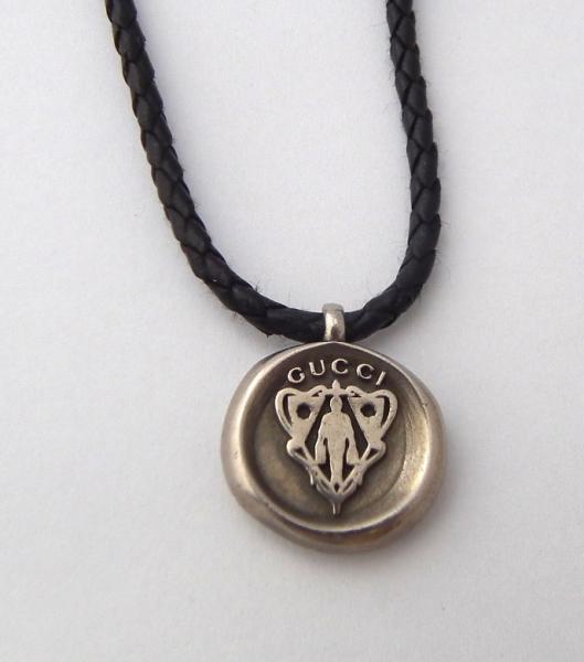楽天市場】グッチ レザー ネックレス GUCC Iクレスト ペンダント 紋章