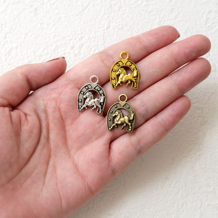楽天市場】2026年干支【馬 蹄鉄】10個 チャーム 馬 干支飾り約23×17.5