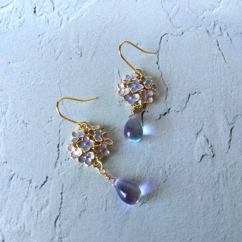 楽天市場】紫陽花硝子の雫が揺れるピアス 青紫 金具が選べる 金属