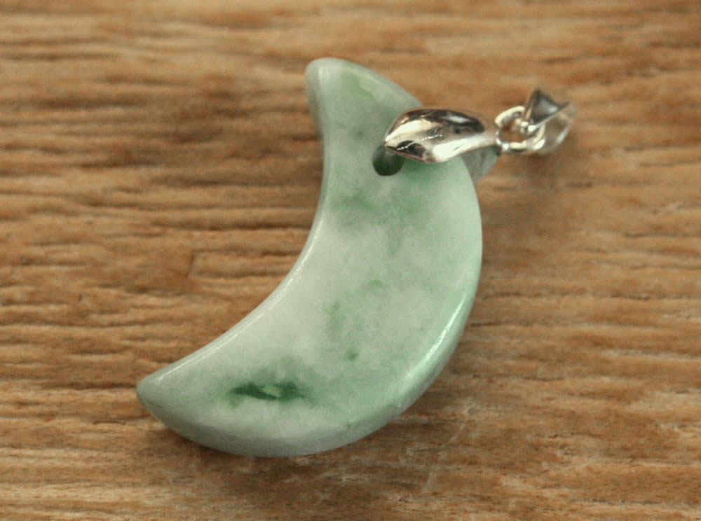 楽天市場】糸魚川翡翠月型勾玉 M08236 清山 作 24.5mm*15mm*7mm 糸魚川