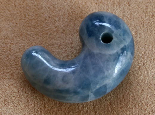 楽天市場】糸魚川青翡翠勾玉 M00517古吹 作33mm*23mm*14mm : 糸魚川