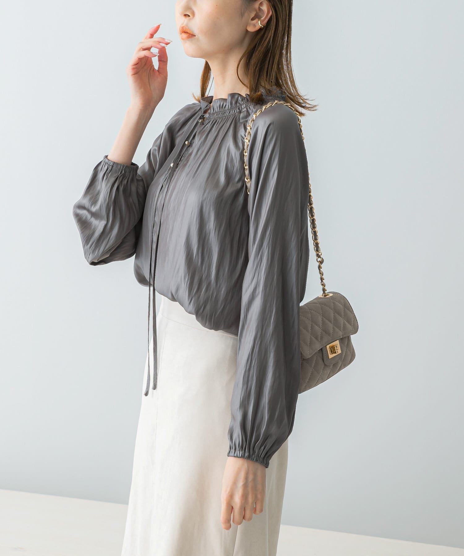 URBAN RESEARCH ROSSO｜グロッシー2WAYネックギャザーブラウス