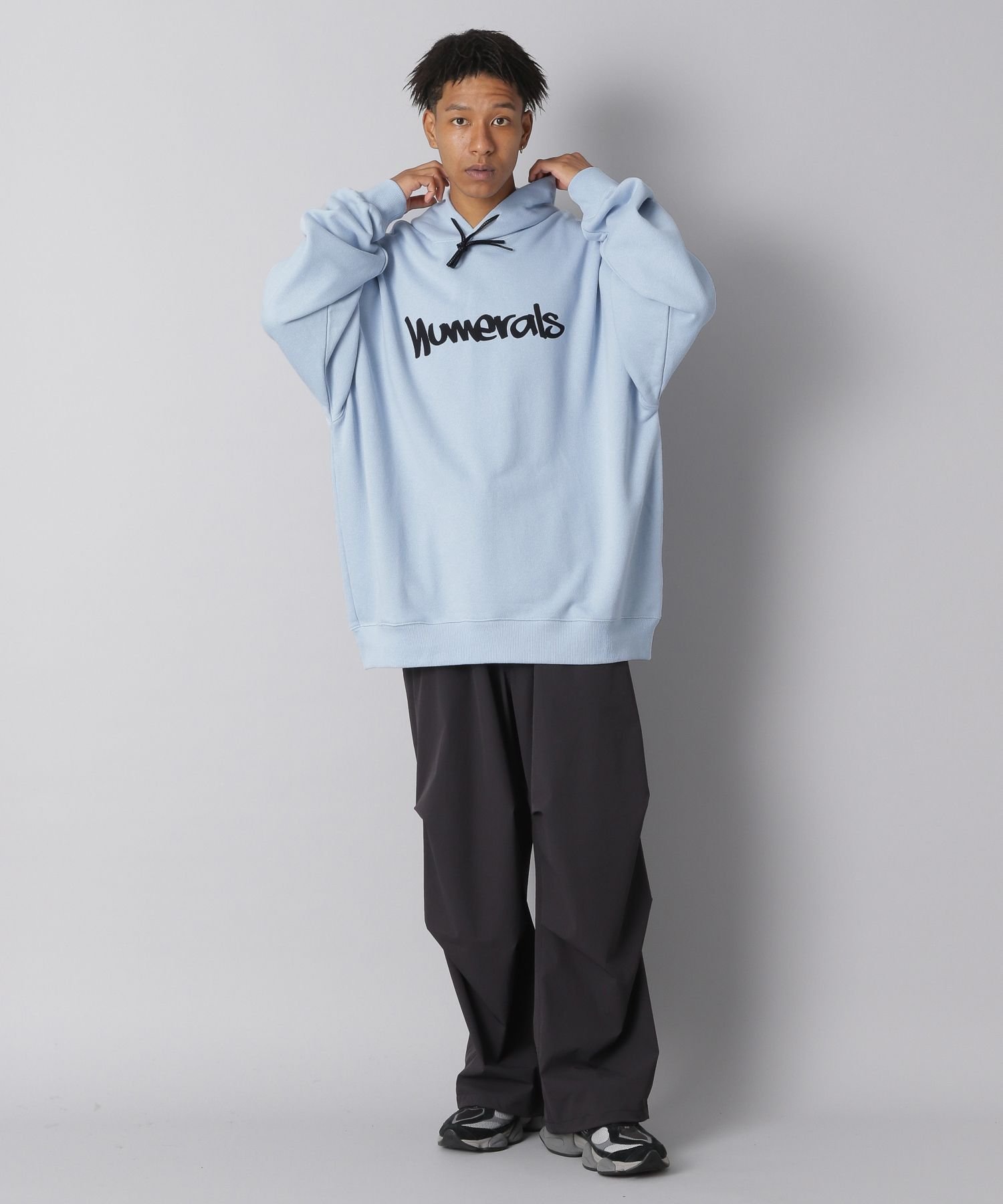 niko and ｜【NUMERALS】ロゴプリントパーカー | Rakuten Fashion