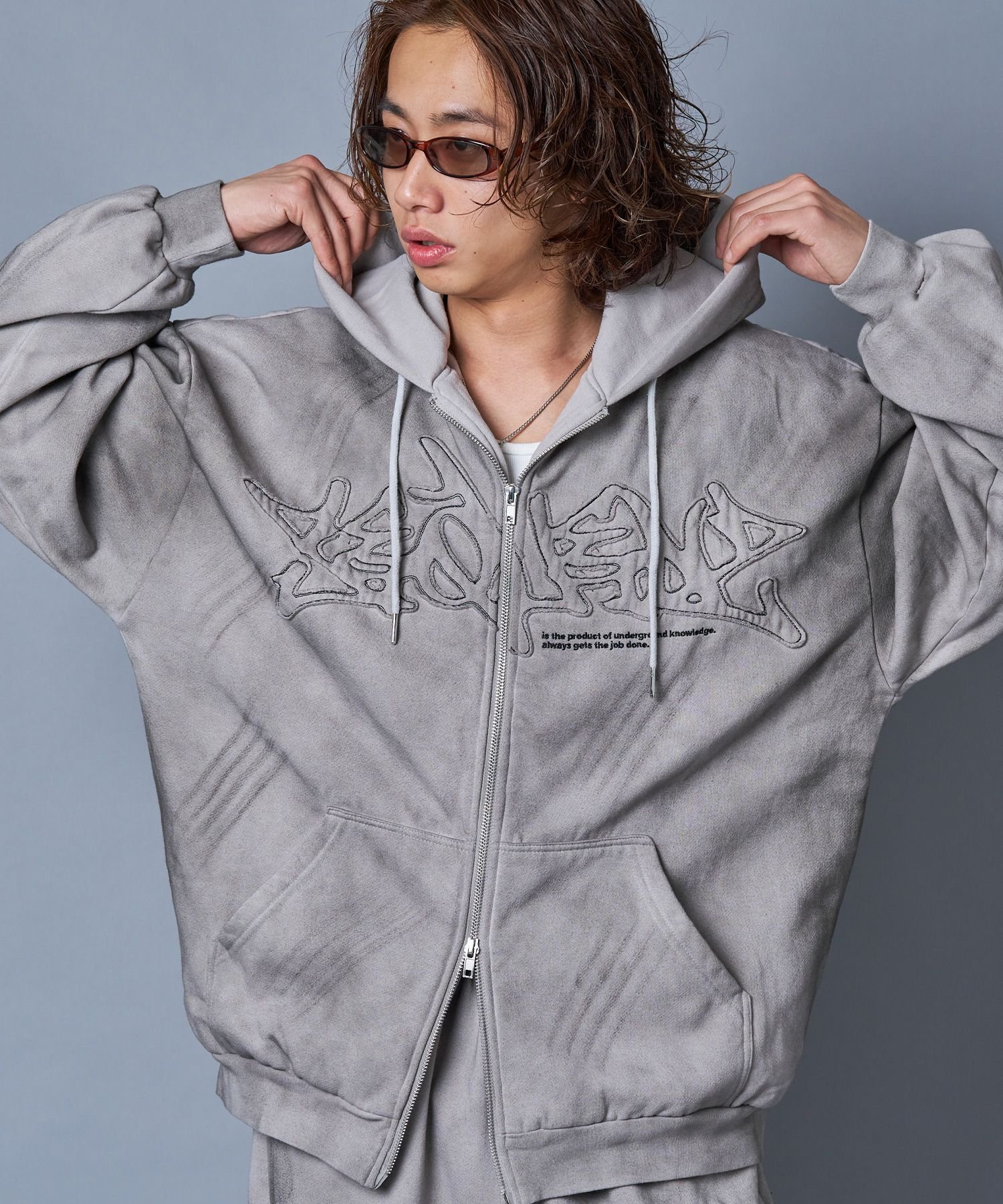 NAVAL｜【SEQUENZ(シークエンズ)】sqnz LOGO APPLIQUE ZIP HOODIE