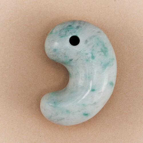 人気の平塚古墳勾玉型 糸魚川翡翠 本物の国石天然のお守り‼️ 鑑別書