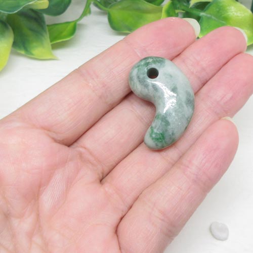 楽天市場】【天然石】糸魚川翡翠☆Sランク☆勾玉☆約30ミリ☆産地証明