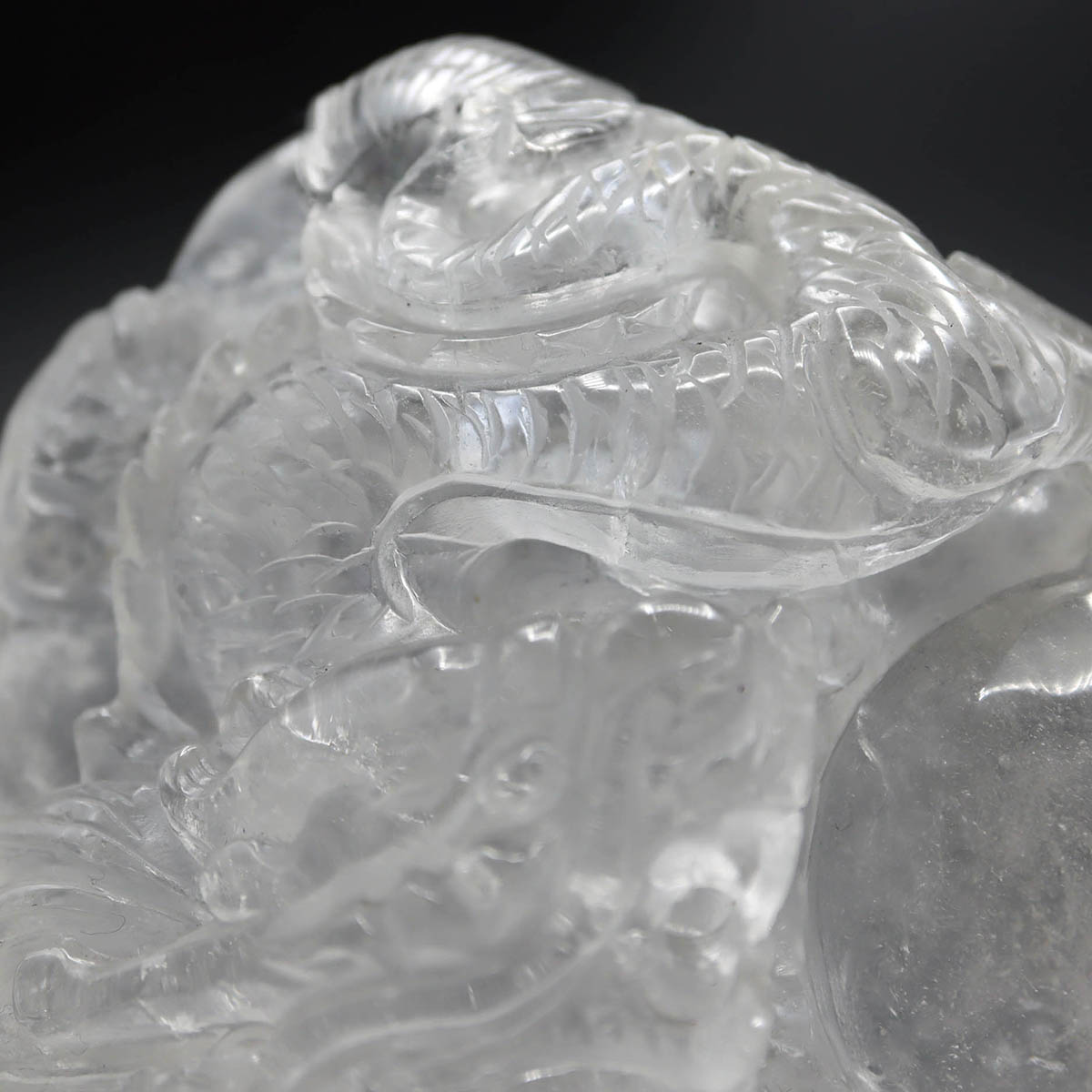 楽天市場】水晶 龍の手彫り彫刻 1.310Kg 木製台座付き 迫力の重量級