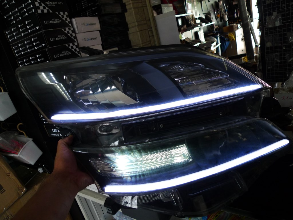 ヴェルファイアのヘッドライト加工（ブラックアウト＆ネオンチューブ