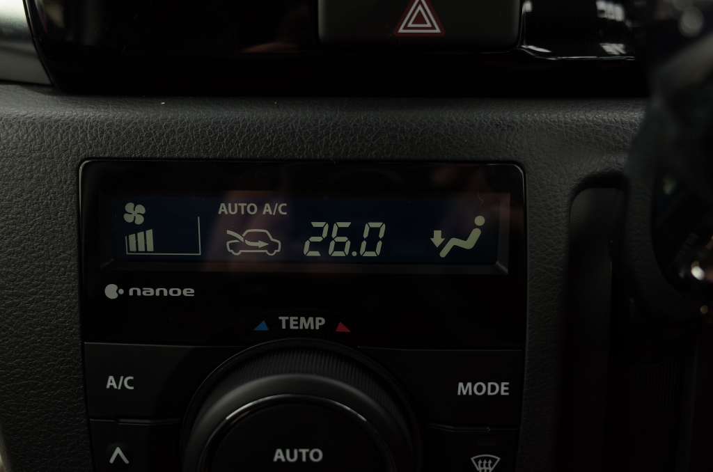 スペーシアのエアコンパネル液晶反転 | トレードゲート