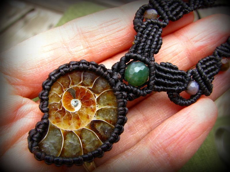 マダガスカル産アンモナイト化石＆きらきらアゲートのマクラメ編み