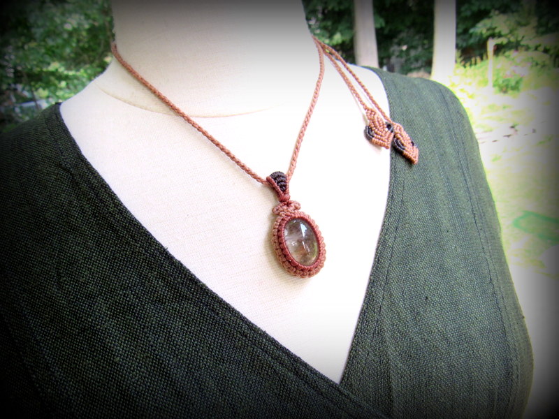 ブラジル産ガーデンクォーツのシンプルマクラメ編みネックレス/石包み