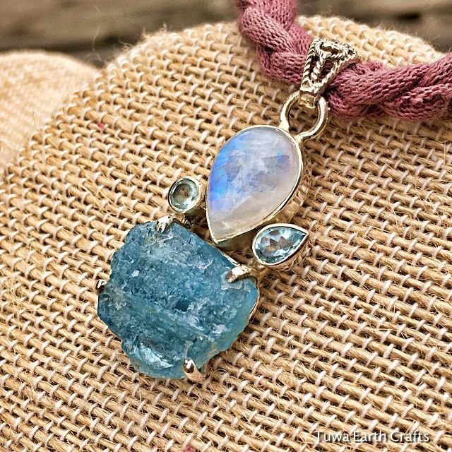 富と幸福のシンボル】1点物 虹入りアクアマリン原石＆レインボームーン