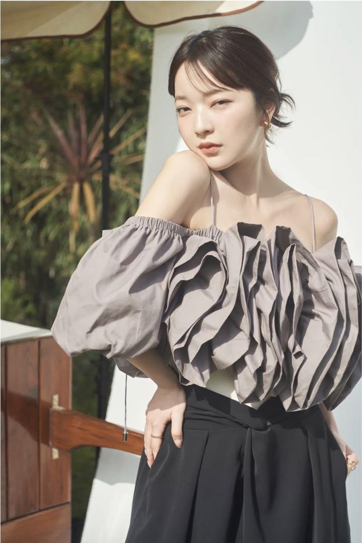 Andequal volume off-shoulder blouse andequal volume off shoulder