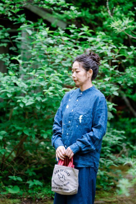 美しい藍染のブルーに、可愛らしいオリジナルデザインの模様が抜染され