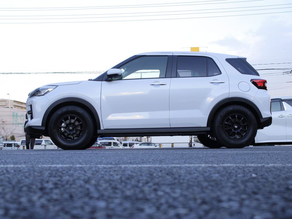 ご近所さんのライズ・ロッキーとはひと味違うスタッドレス仕様。キー