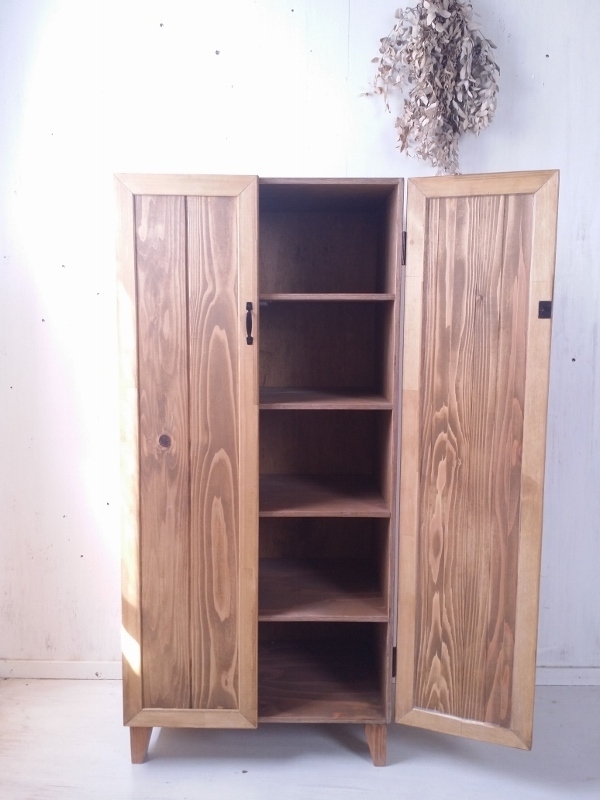 ナチュラルテイスト キャビネット 観音開きタイプ 棚5段 木の扉 脚