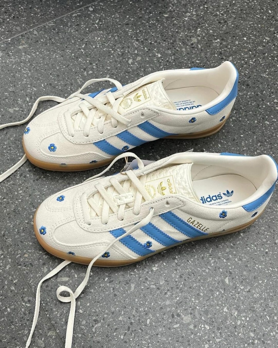 花柄刺繍の施された adidas Gazelle Indoor “Flower Pack”が国内8月9日