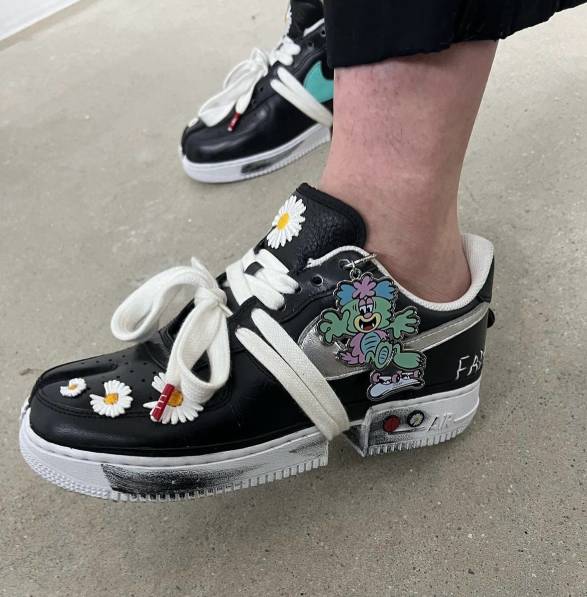 G-DRAGONがカスタムメイドの Nike Para-noise AF1 “VV” を着用 | UP TO