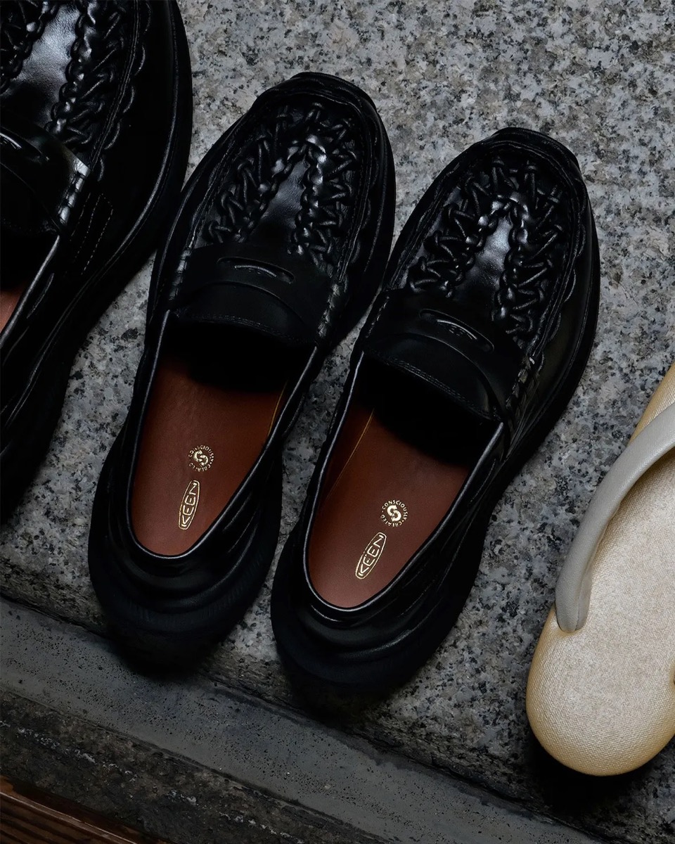 KEEN シリアルナンバー入りの限定ローファー『UNEEK LOAFER WK “BLACK