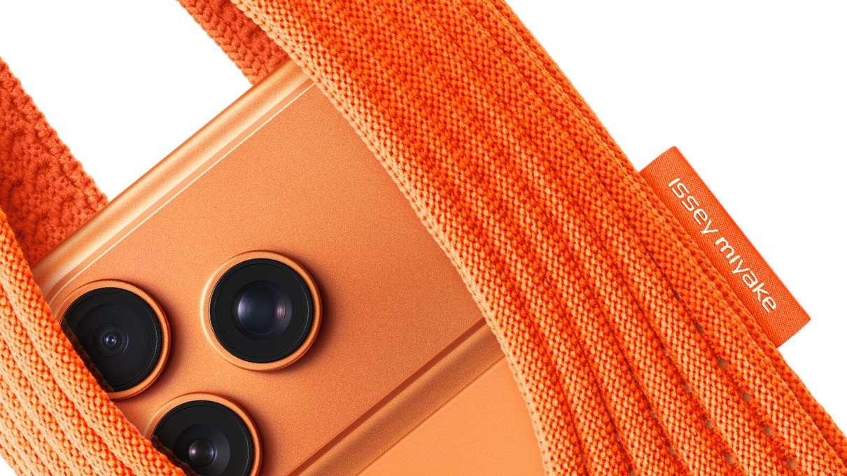 ISSEY MIYAKE x Apple 限定コラボバッグ『iPhoneポケット』が国内11月