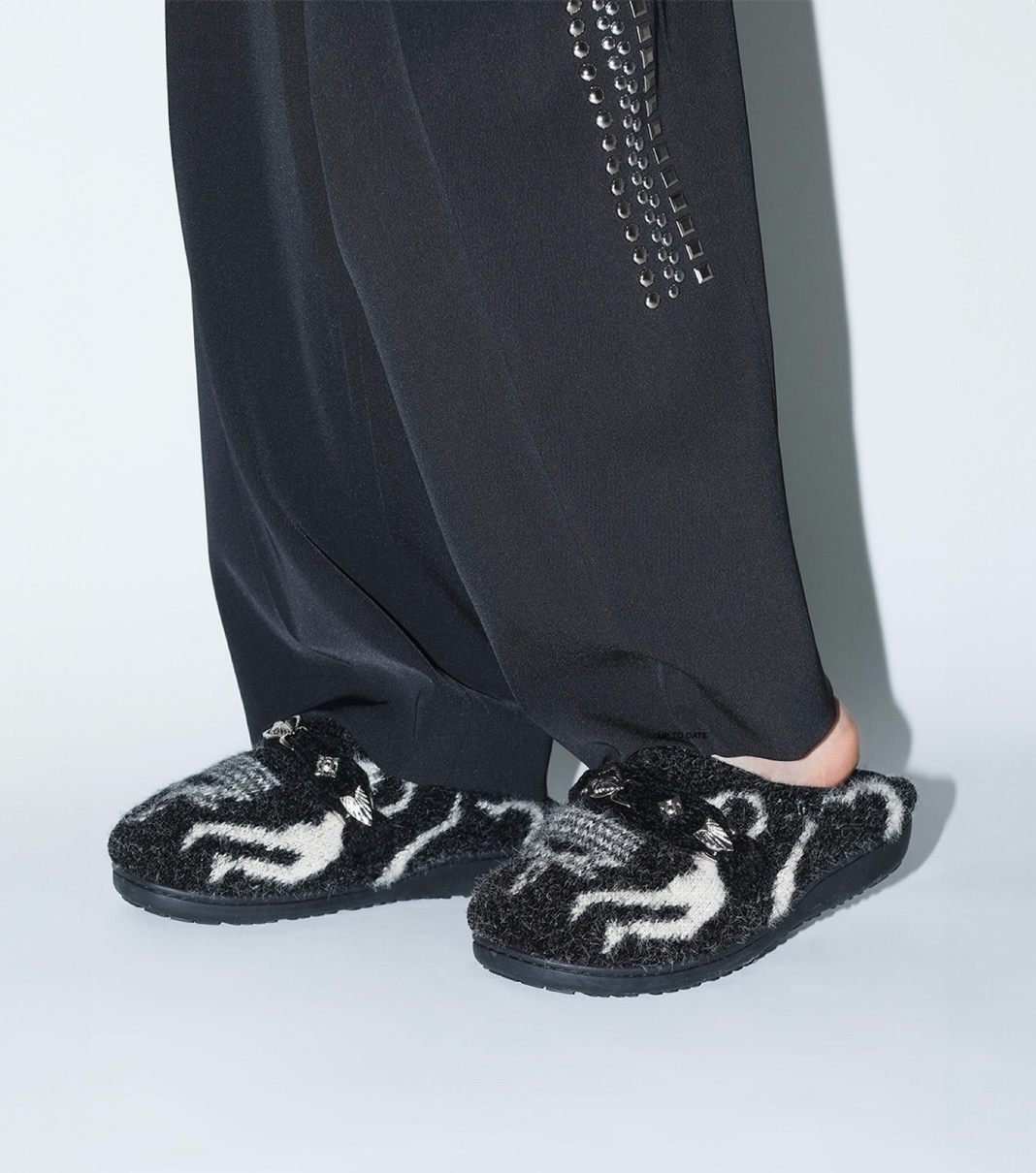 TOGA x SUBU 25FW『KNIT SLIP-ON』が国内11月28日より発売 | UP TO DATE