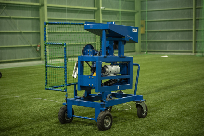 チームでも1人でも使える室内練習場で、3種類のピッチングマシンを使っ