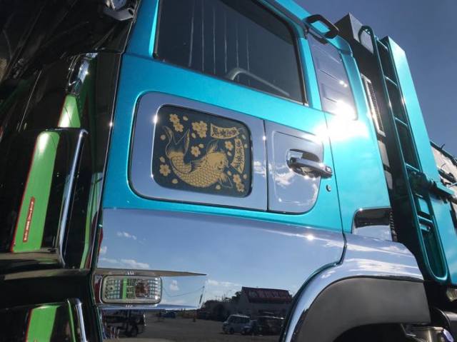 安全窓ガーニッシュ(ナビウインドガーニッシュ) クオン/17クオン