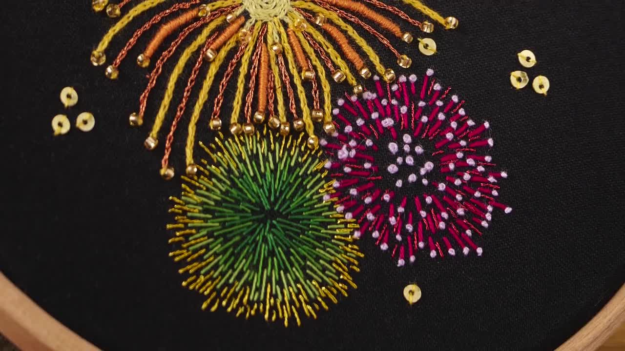 花火大会の刺繍枠パターン：愛の刺繍（PDFダウンロード、直径15cm