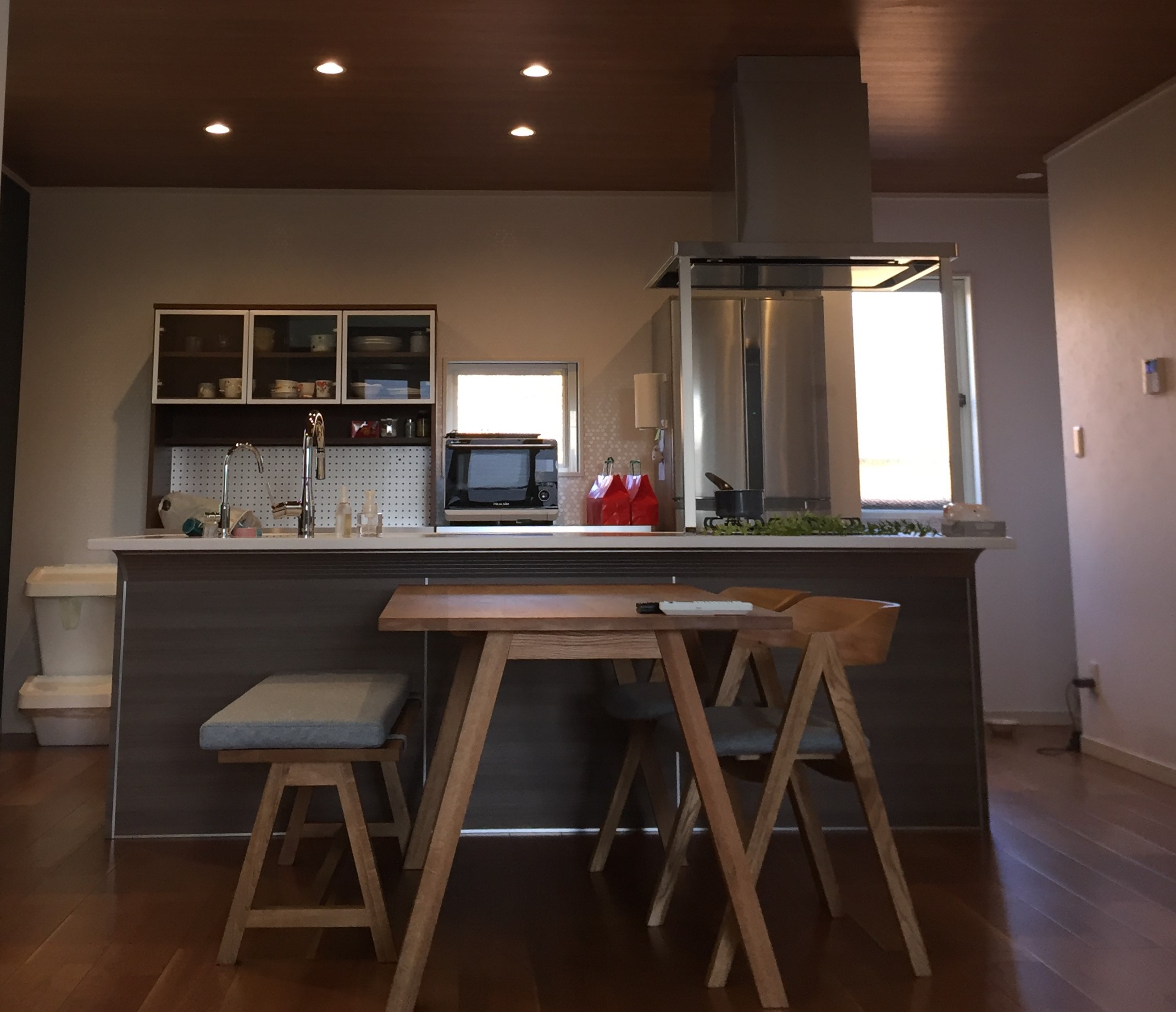 絶妙な木目。unicoのダイニングテーブル「エレムト」レビュー! | 働く